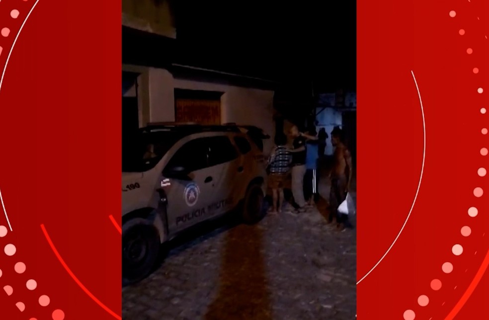 Policial militar agride mulher com tapa no rosto e vítima o atinge com garrafa de vidro na cabeça em bar na Bahia — Foto: Reprodução/Redes Sociais