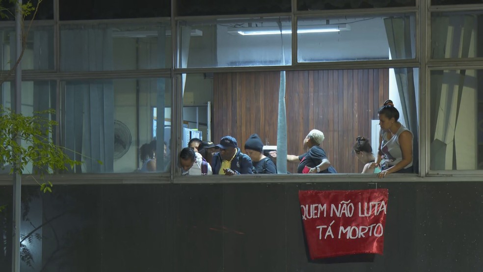 Parte do grupo dentro do prédio em SP — Foto: Reprodução/TV Globo