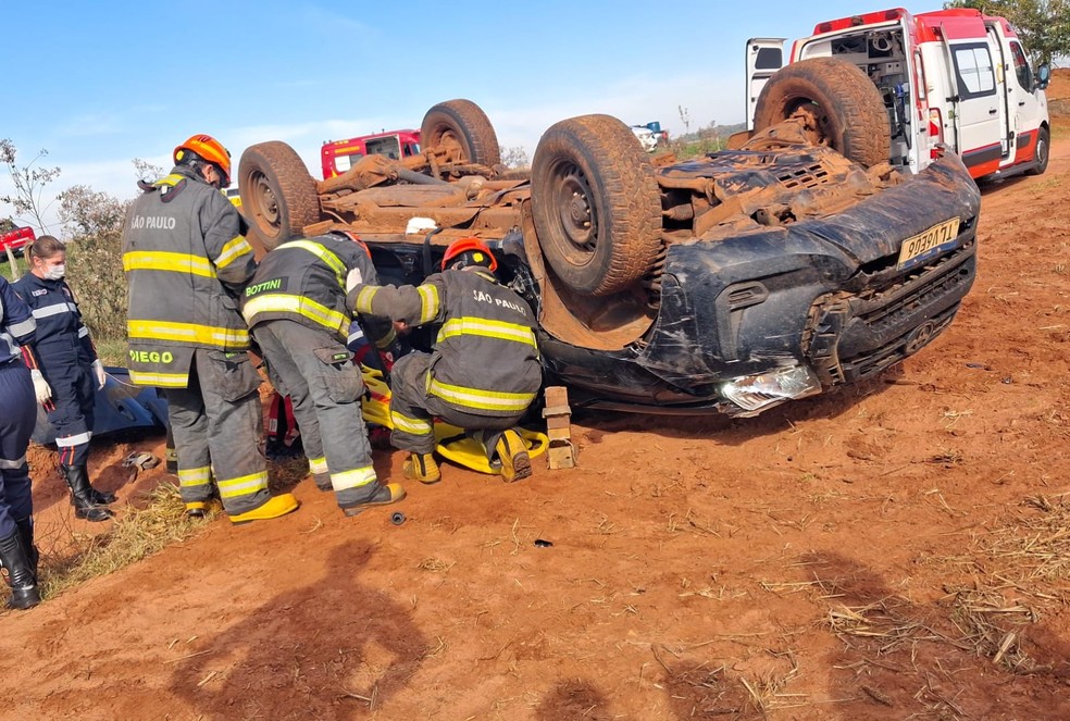 3 de 4
Corpo de Bombeiros socorreu a vítima do acidente em Santa Cruz do Rio Pardo — Foto: Corpo de Bombeiros/ Divulgação