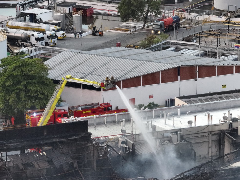 Bombeiros continuavam combatendo focos de incêndio em fábrica de óleo na Ilha do Governador, na manhã deste domingo (9) — Foto: Jefferson Monteiro / TV Globo