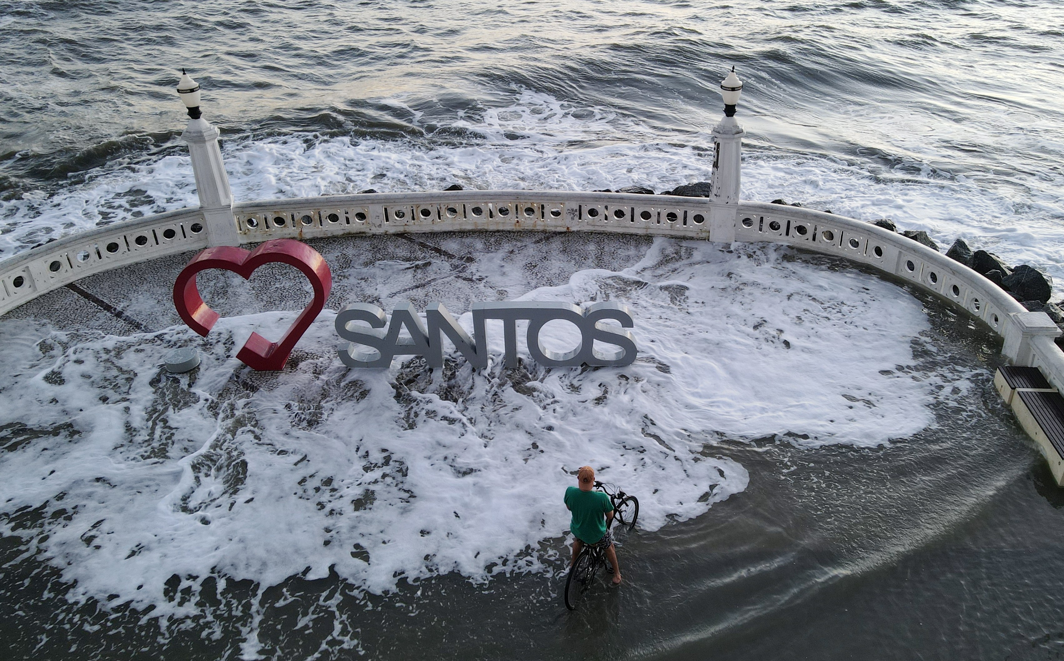 Orla de Santos é invadida pelo mar: entenda a diferença entre ressaca e tsunami