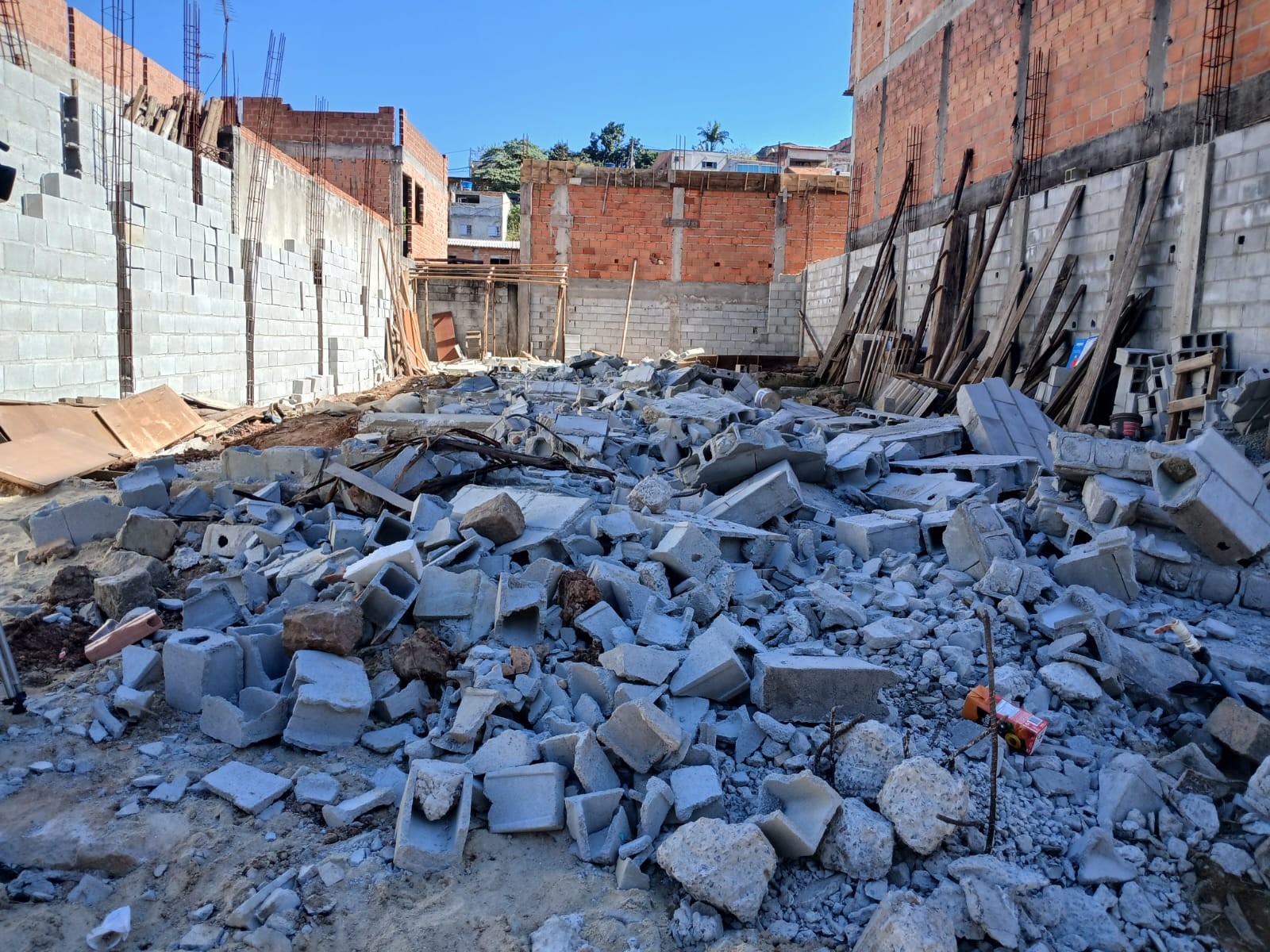 Quatro casas em área irregular são demolidas pela Prefeitura de Itaquaquecetuba