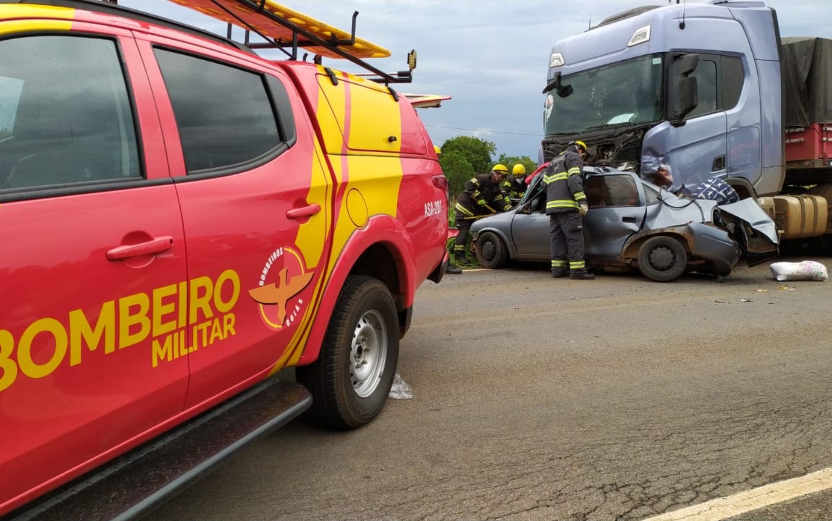 Acidente entre carro e caminhão mata cinco pessoas na GO-346