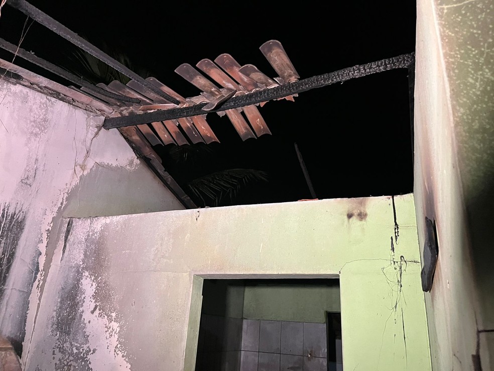 Homem incendeia casa da companheira em Queimadas — Foto: Lídice Pegado/TV Paraíba
