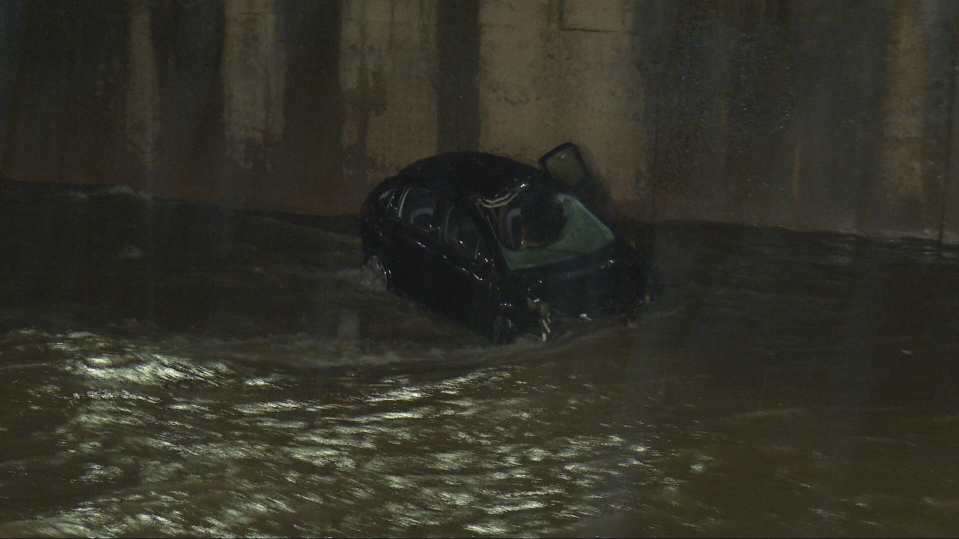Carro cai no Ribeirão Arrudas e motorista é socorrido em BH