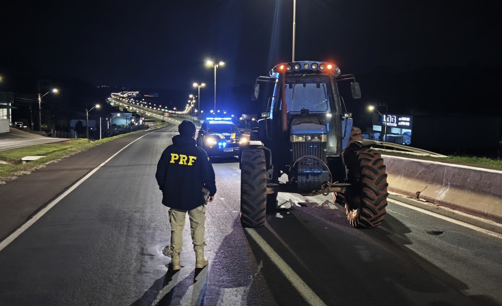 Homem sem CNH é flagrado dirigindo trator furtado na BR-480 e diz que atravessaria 3 estados até o Paraguai, segundo PRF