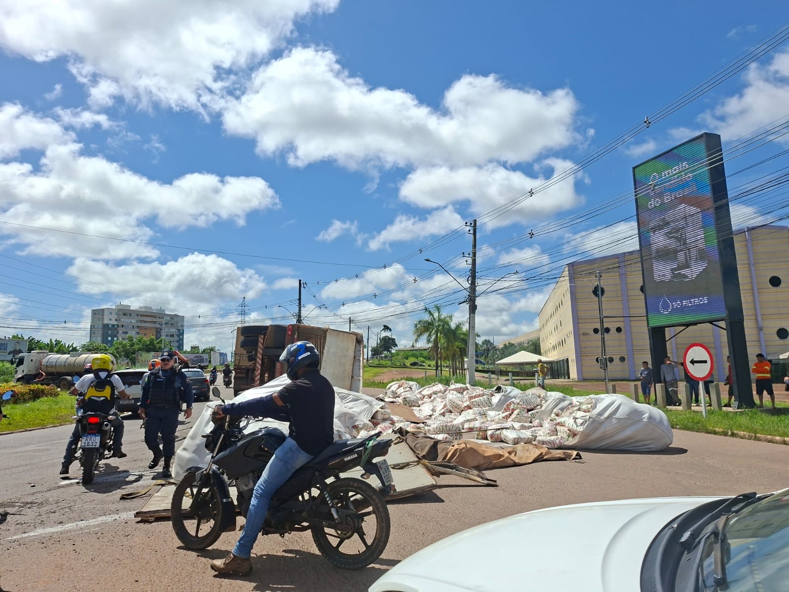 Caminhão com fardos de açúcar tomba na BR-364 em Rio Branco; VÍDEO