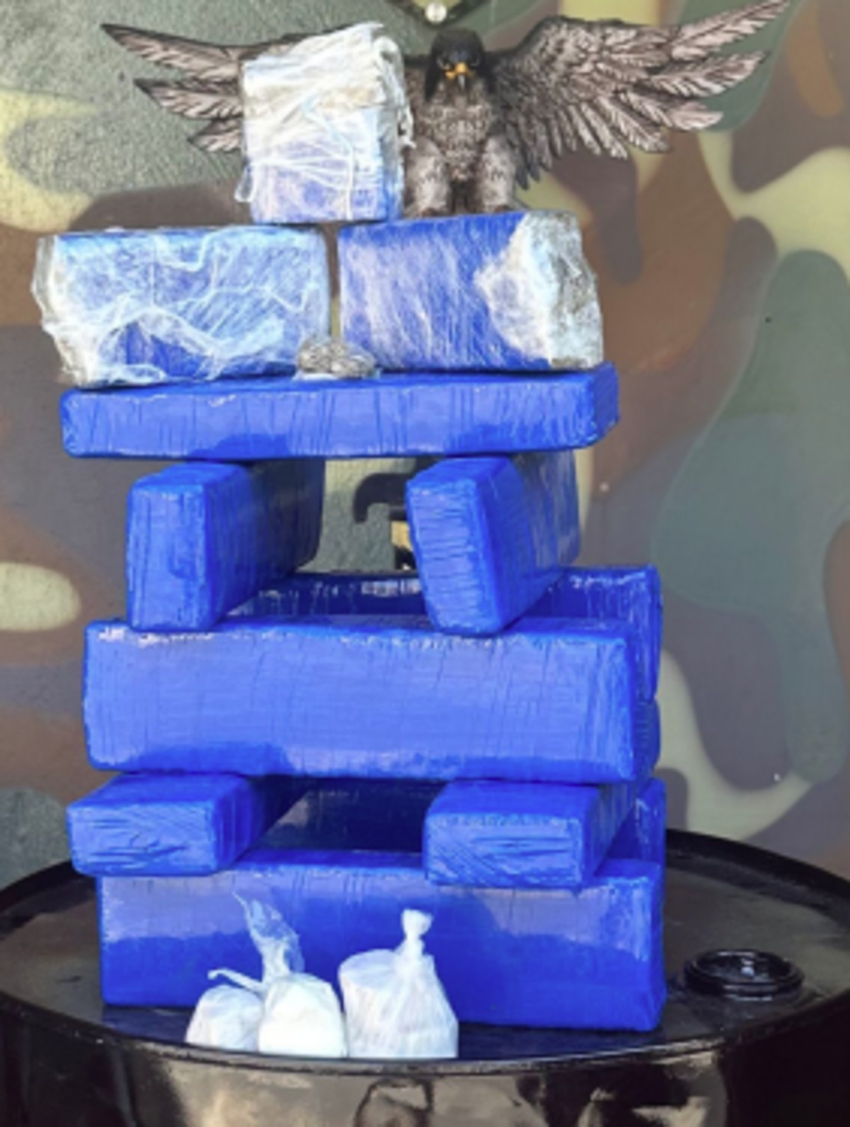 Mulher com mala carregada de drogas pega carona com policial e acaba presa em Montes Claros