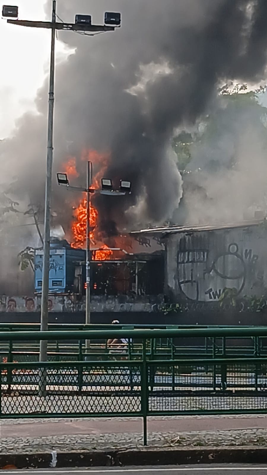 Ver o espaço do Canecão em chamas gera a sensação de que boa parte da história da MPB é consumida pelo fogo