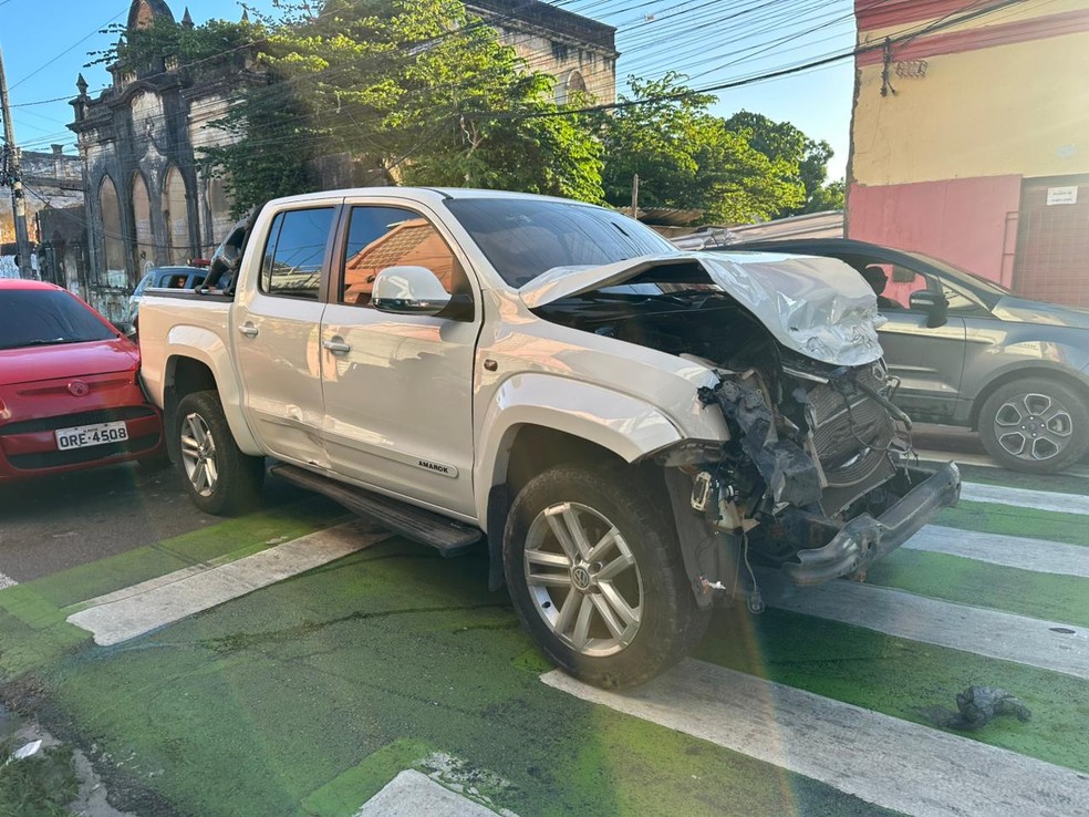 Amarok branca após acidente no Centro de Maceió — Foto: Rodrigo Cedro/TV Asa Branca