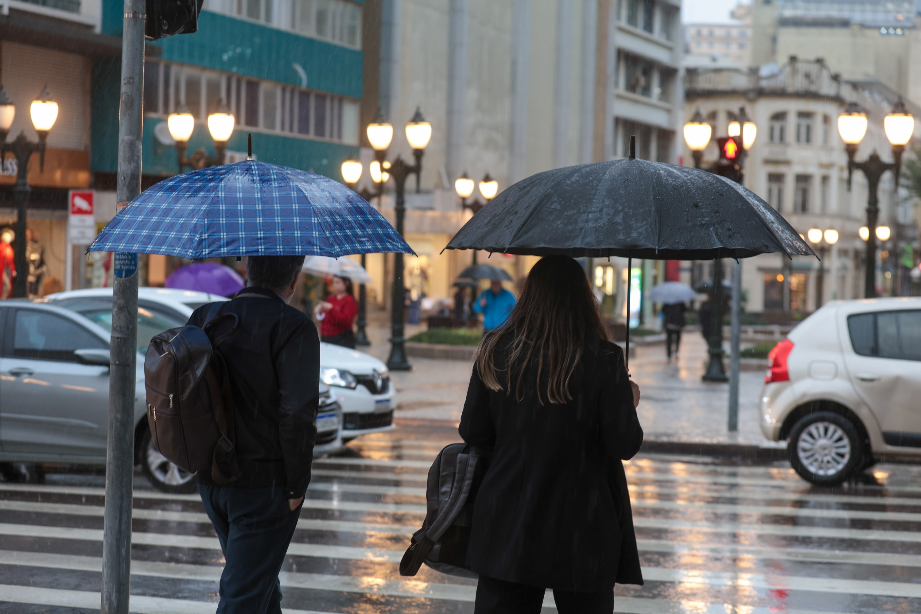 Frente fria derruba temperaturas no Sul e muda o tempo no litoral do Sudeste; veja previsão