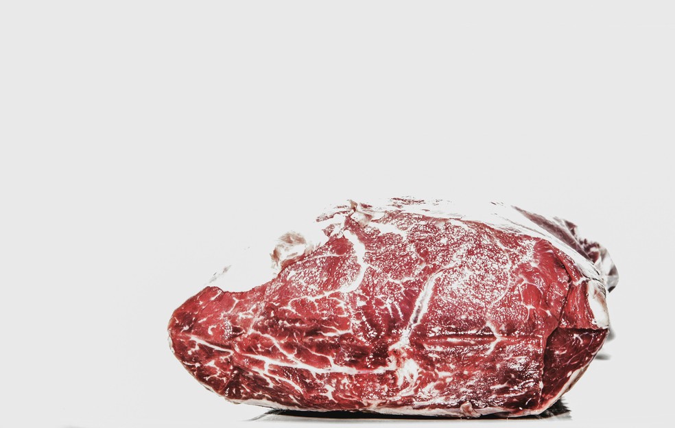 Como a carne não passa por processos que a preservem adequadamente, ao contrário de outros alimentos industrializados, quando ela começa a estragar, ela pode mudar de cor, ficando esverdeada. — Foto: Pexels