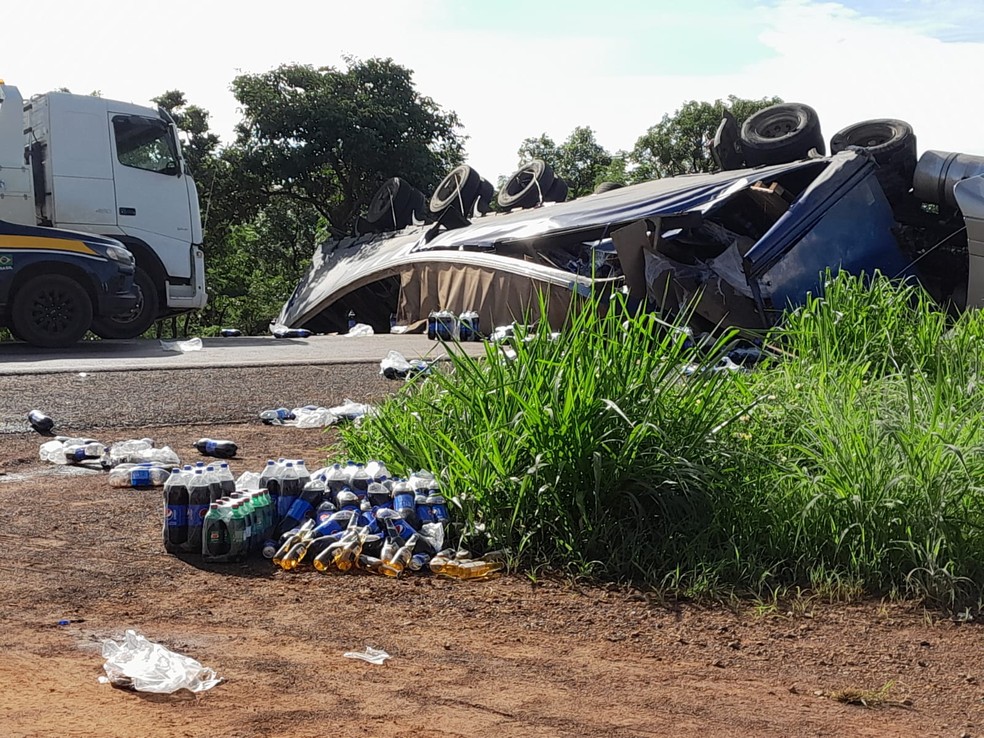 Chapada: Motorista e passageiro ficam feridos após caminhão tombar na  região de Utinga – Jornal da Chapada
