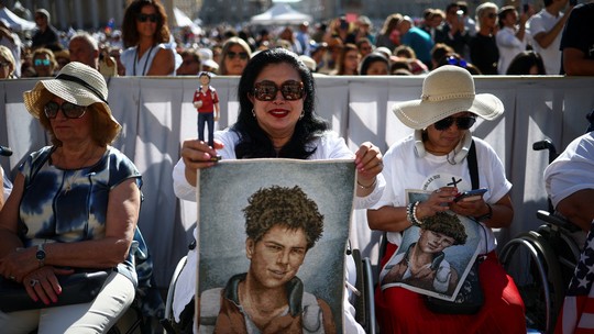 Canonização de Carlo Acutis acontece neste domingo - Jovem morreu aos 15 anos e ganhou destaque ao evangelizar pela internet. Processo de beatificação envolveu reconhecimento de milagre no Brasil.