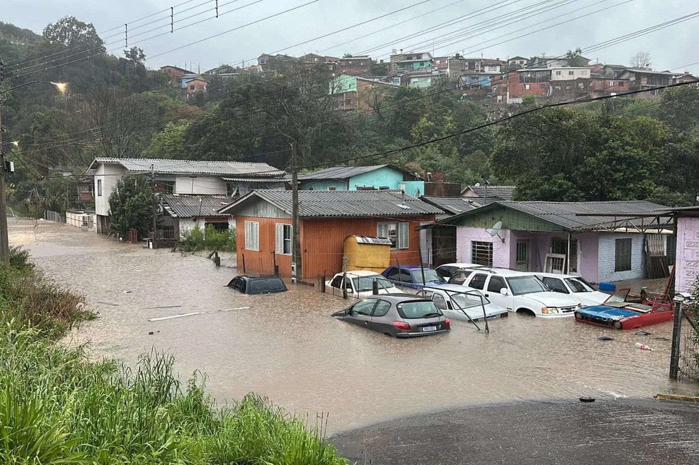Quatro pessoas estão desaparecidas na Serra Gaúcha após temporal; buscas incluem criança e adolescente, diz Defesa Civil