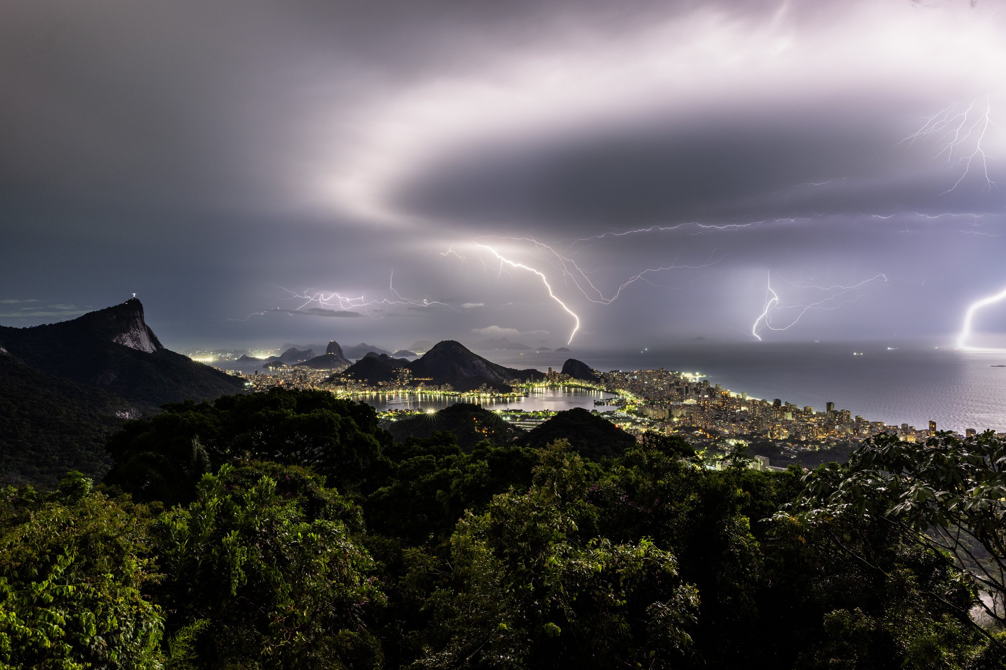 Foto mostra tempestade de raios no Rio do alto da Vista Chinesa; veja o antes e o depois