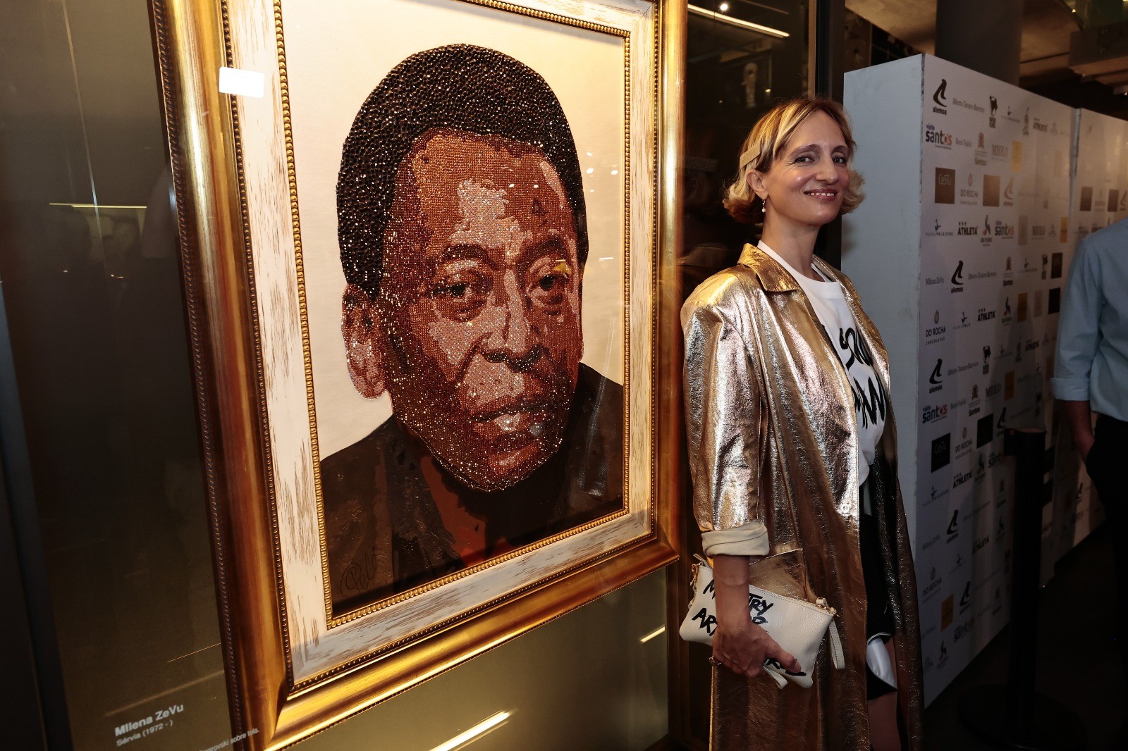 Museu Pelé recebe quadro com 17 mil cristais Swarovski em homenagem aos 86 anos do Rei