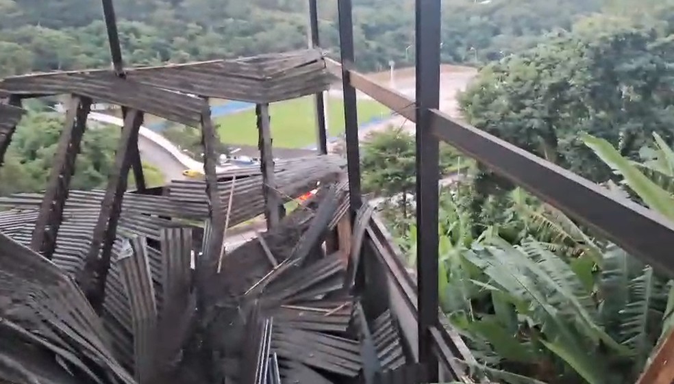 Laje de prédio desaba e deixa feridos no centro de Cotia, Grande SP — Foto: Arquivo Pessoal