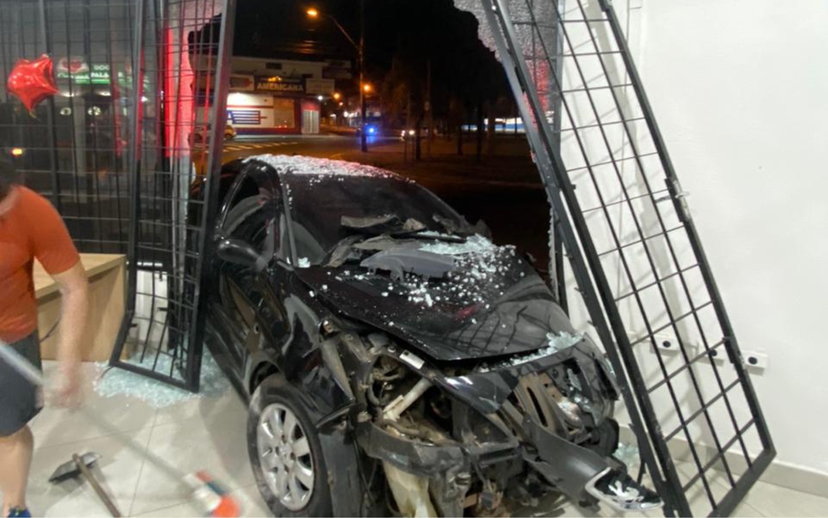 Carro vai parar dentro de loja após ser atingido por outro veículo em Franca, SP