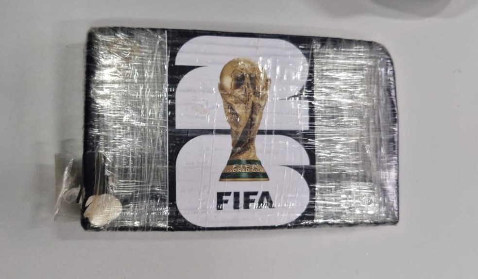 1 de 2
Polícia apreende cocaína em embalagem com logo da Fifa e imagem da taça da Copa do Mundo em SP — Foto: Divulgação