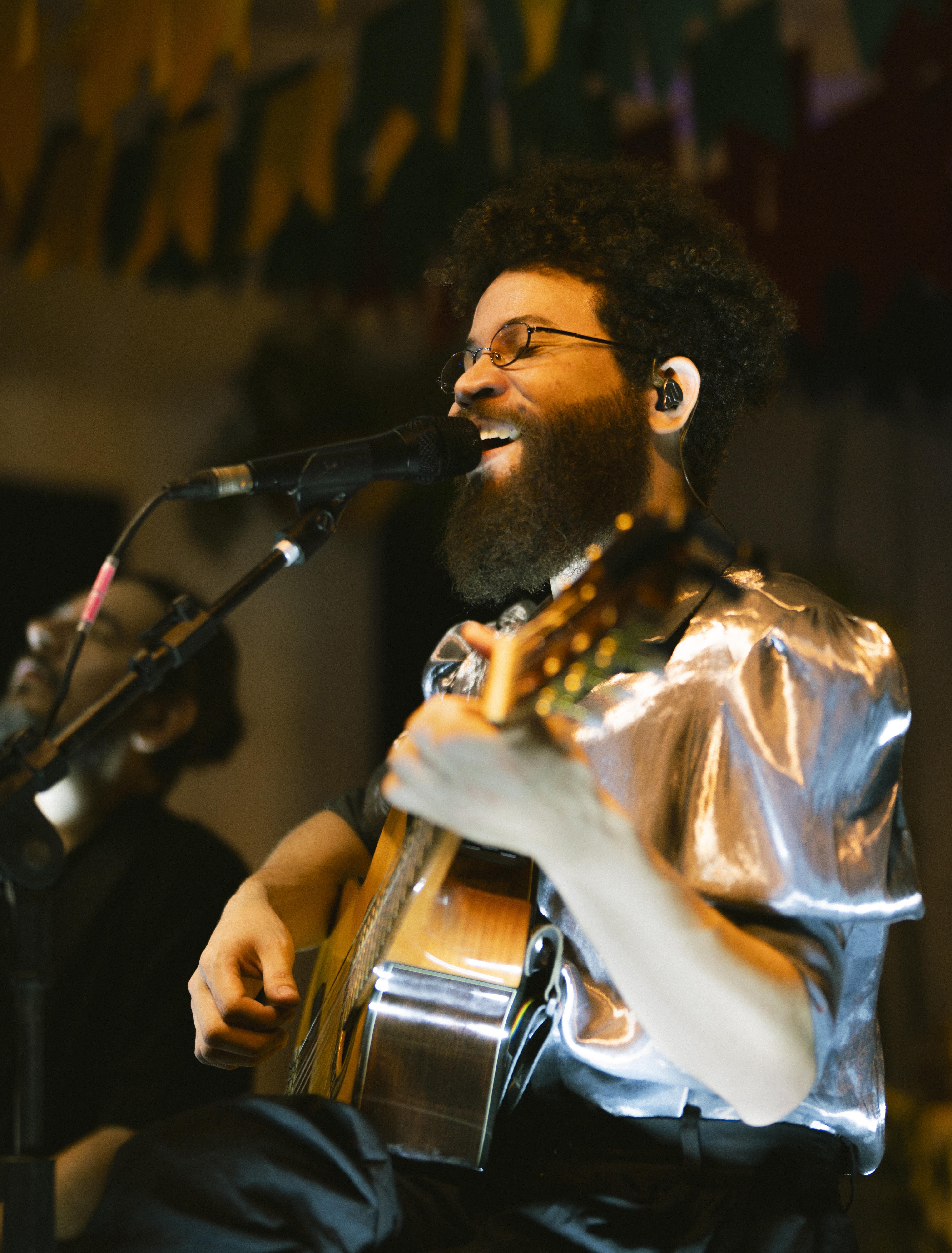 Martins canta Caetano Veloso, Marina Lima, Herbert Vianna e Zeca Baleiro no álbum ao vivo de intérprete ‘Versões’