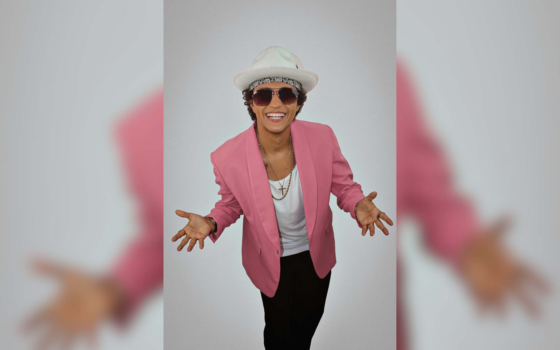Cover do Bruno Mars chama atenção por figurino e semelhança física com cantor: 'Realização de um sonho' 