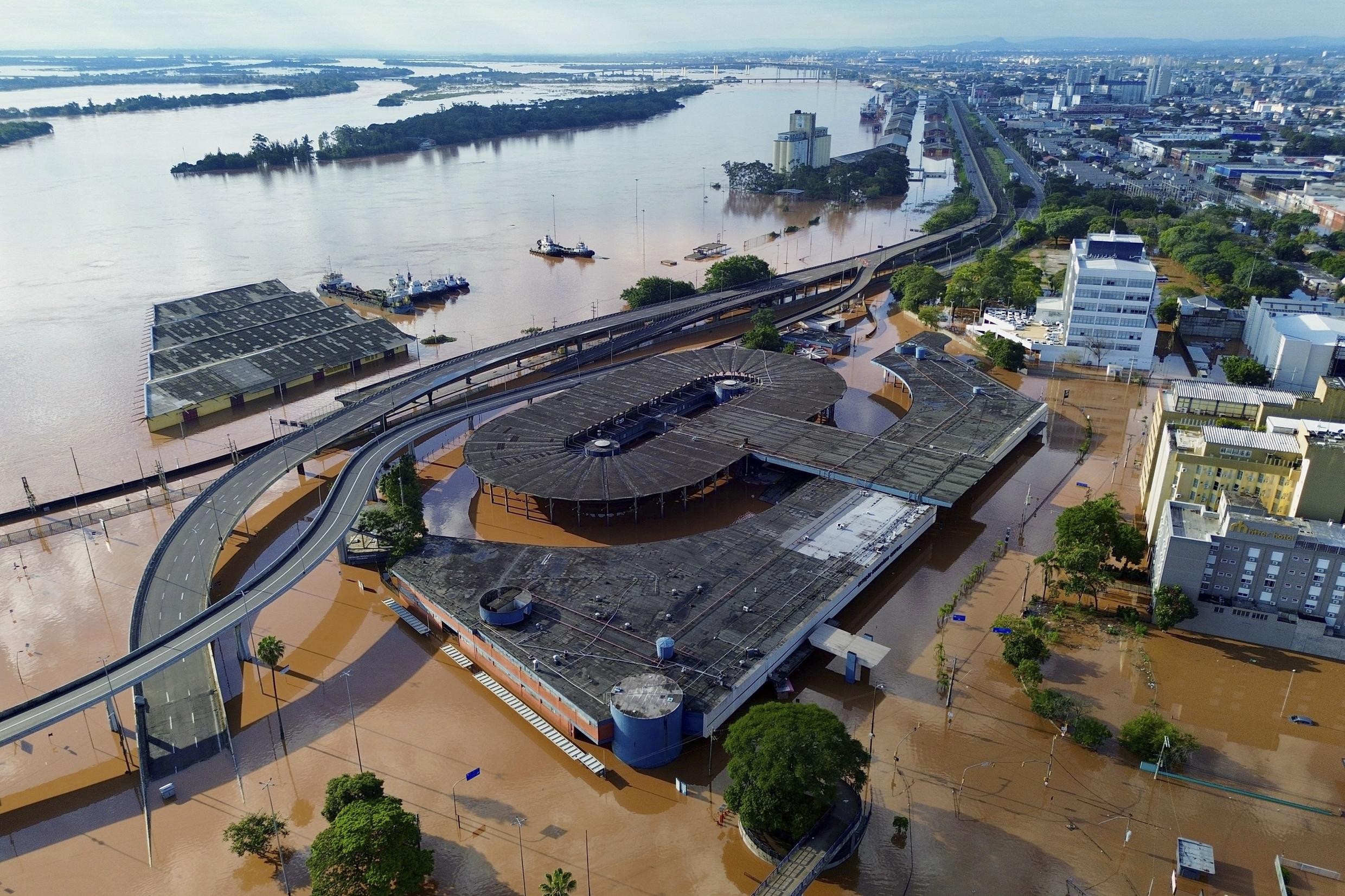 Rodoviária de Porto Alegre reabre após ficar um mês fechada ao inundar durante enchente