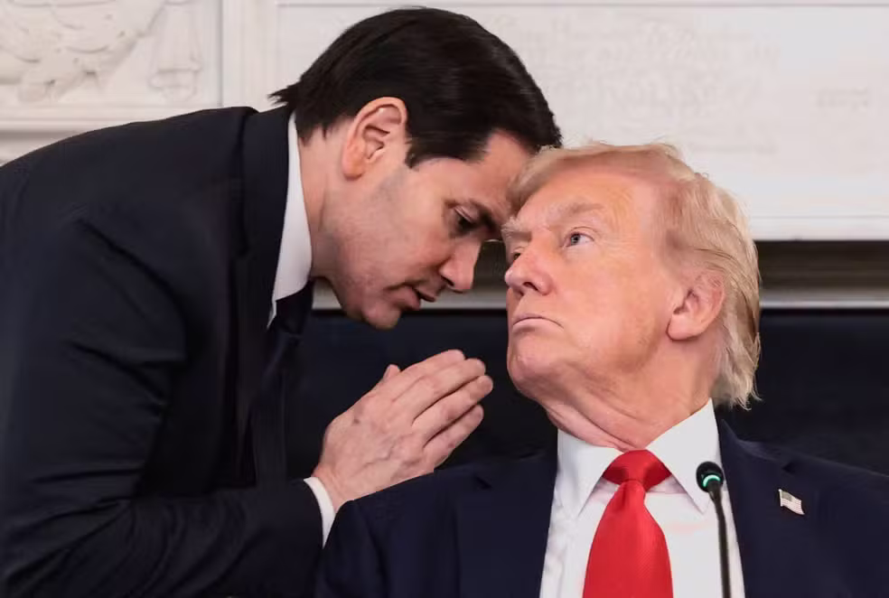 Rubio cochicha para Trump � Foto: Reuters