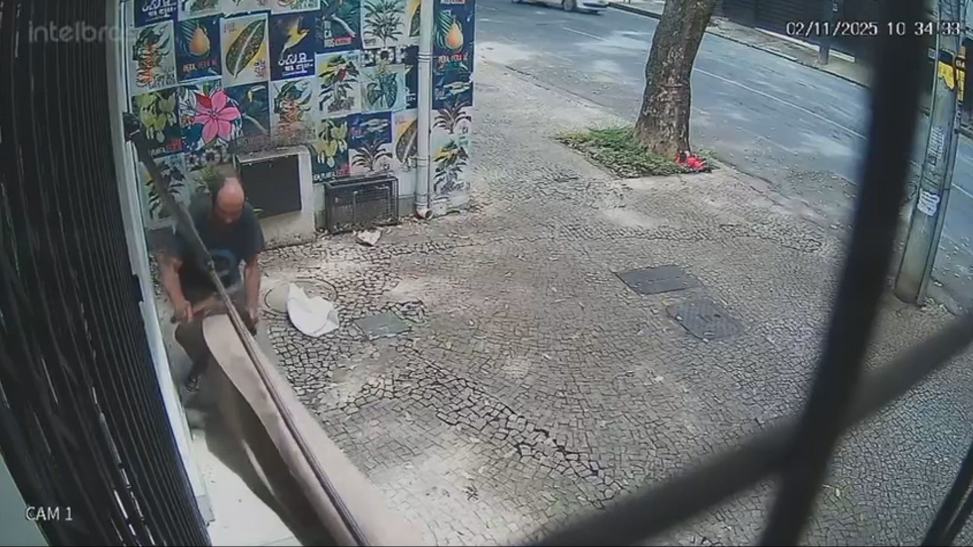 Polícia investiga furto de um toldo na região Centro-Sul de Belo Horizonte; VÍDEO