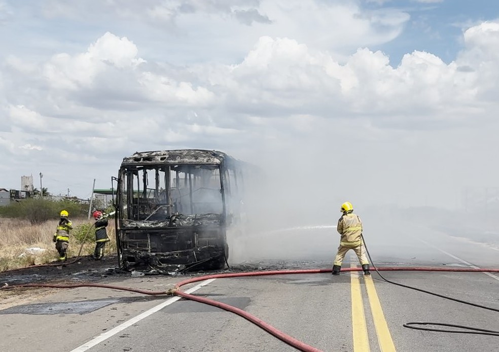 &Ocirc;nibus &eacute; destru&iacute;do por inc&ecirc;ndio no in&iacute;cio da tarde e mobilizou bombeiros em Sousa &mdash; Foto: Reprodu&ccedil;&atilde;o / TV Para&iacute;ba