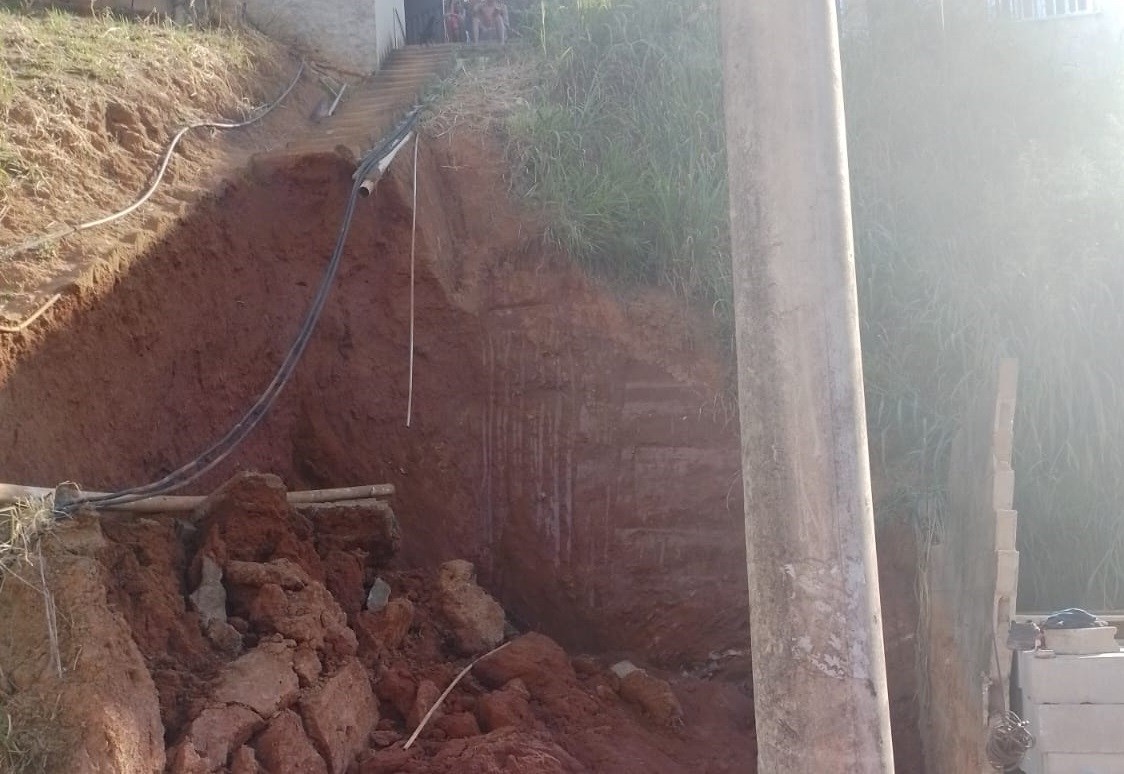Trabalhador é soterrado após desmoronamento de barranco em Juiz de Fora
