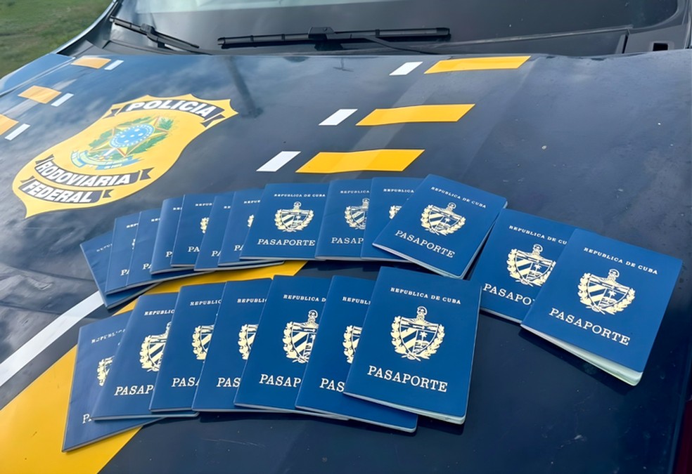 Passaportes dos cubanos que estavam com os coiotes' e foram resgatados pela polícia neste mês em Roraima — Foto: PRF/Divulgação