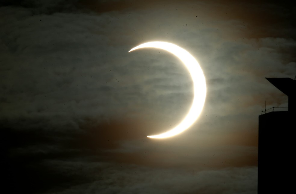 Eclipse solar anular aconteceu neste sábado (14). — Foto: Fabiane de Paula/Sistema Verdes Mares