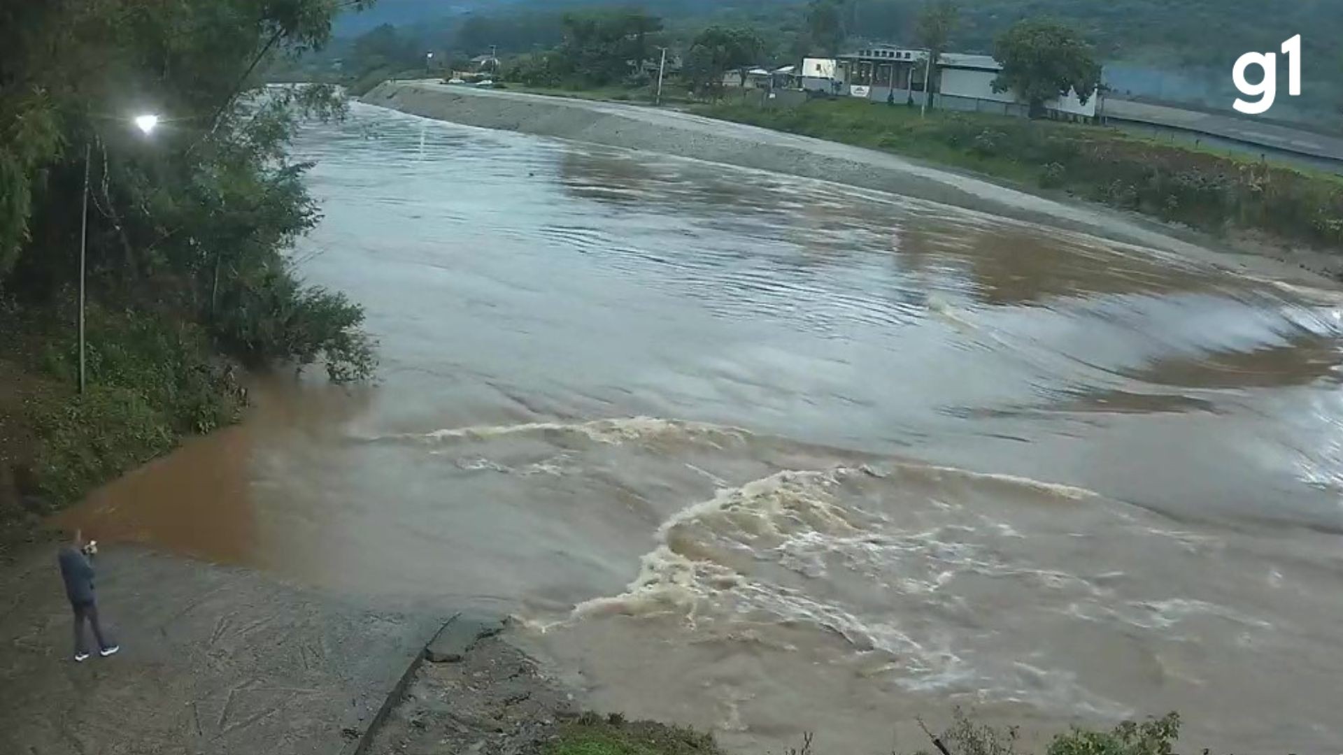 Chuvas no RS: telhado voa com força do vento e ponte fica submersa por rio; VÍDEOS