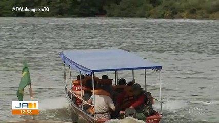 Moradores se arriscam em travessia com barco após queda da ponte JK