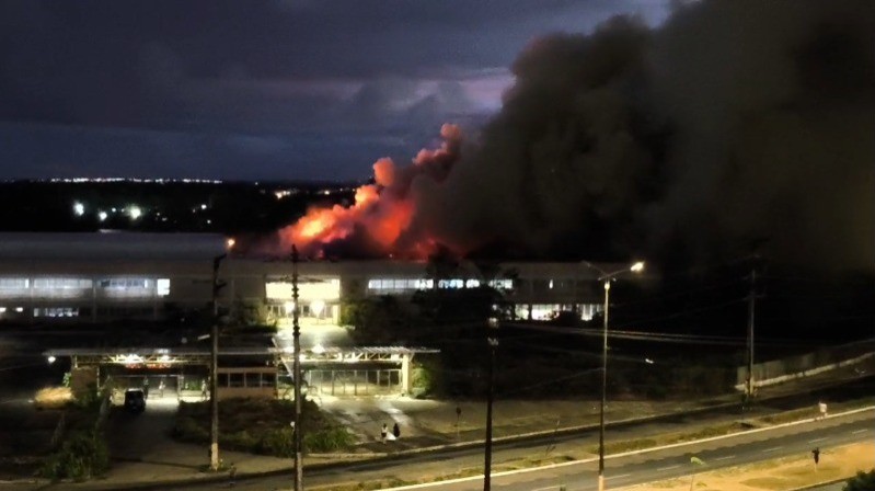 Incêndio de grandes proporções atinge prédio de empresa de telemarketing desativada em João Pessoa