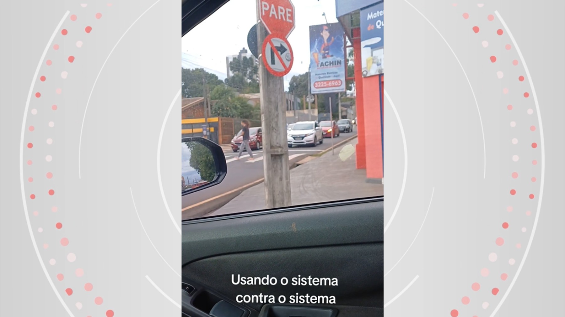 Pode ou não pode? Passageira desce de carro e 'segura' trânsito na faixa de pedestres para facilitar passagem de motorista em cruzamento
