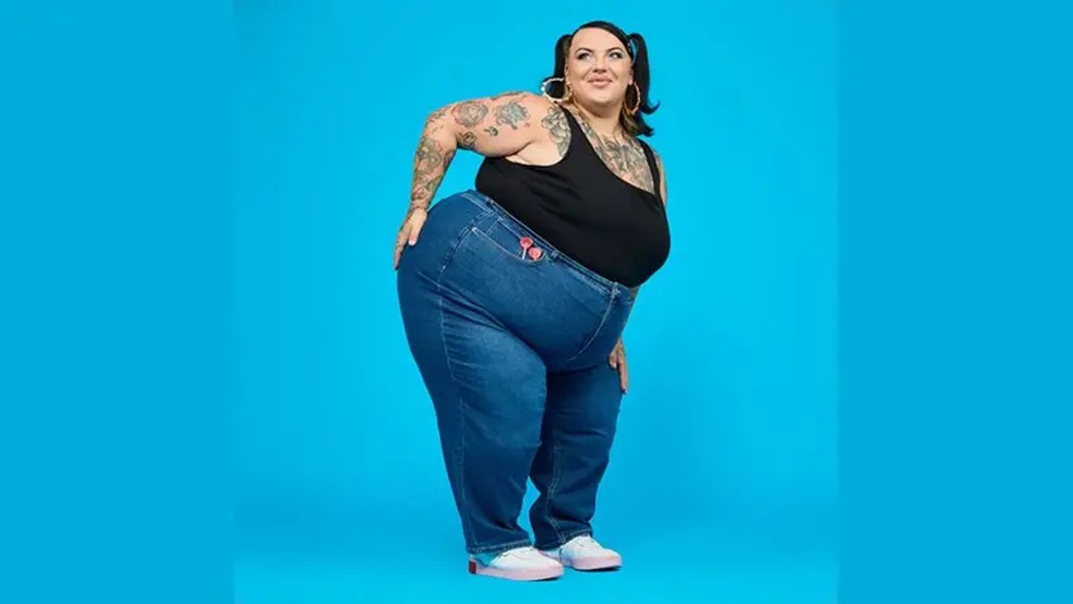 "Talvez algumas pessoas estejam olhando para mim e dizendo 'ela tem um tipo de corpo parecido com o meu'", diz Sophie, modelo da Snag — Foto: SNAG