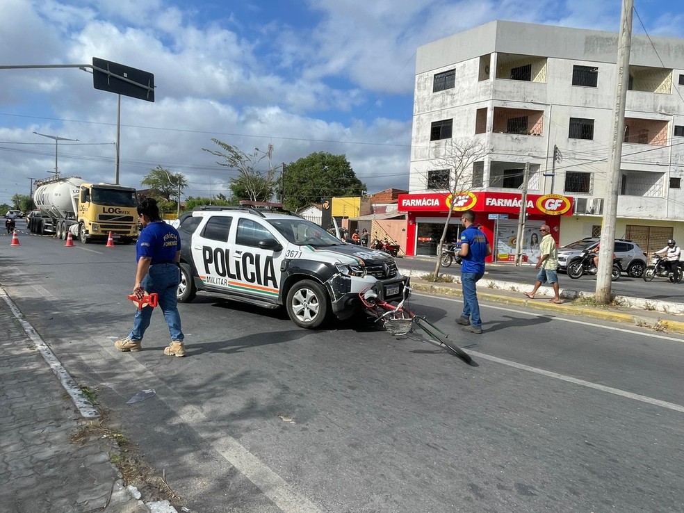Perícia Forense fez os primeiros levantamentos sobre acidente com viatura que atropelou bicicleta onde estavam pai e filha. — Foto: Mateus Ferreira/ SVM