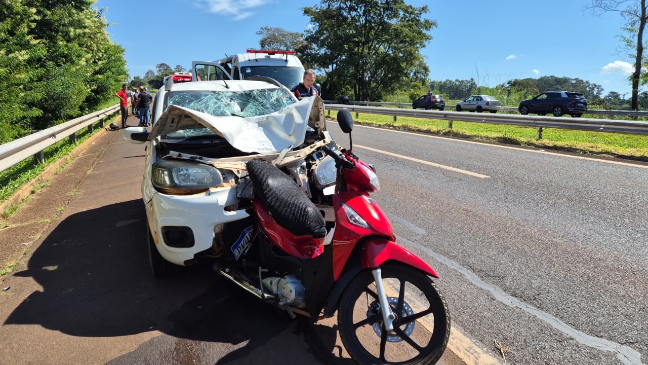 Pai morre após ter moto atingida por carro ao levar filha para o trabalho; jovem foi socorrida em estado grave