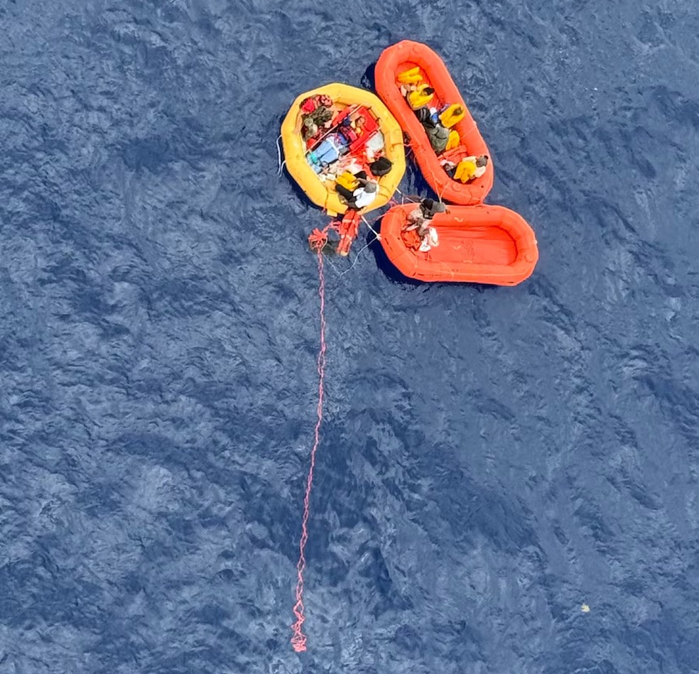 Operação da Guarda Costeira para resgatar passageiros de avião que caiu perto da Flórida, nos EUA, após 5 horas no mar, em 13 de maio de 2026. — Foto: Divulgação/ Guarda Costeira dos Estados Unidos