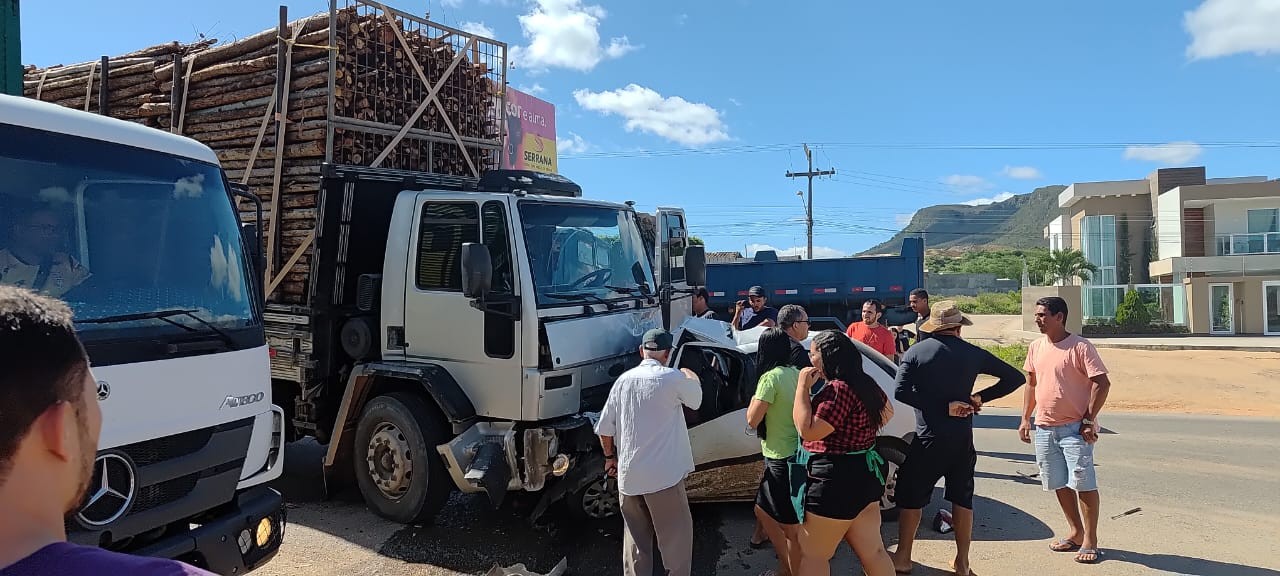 Motorista e passageira morrem em batida frontal entre carro e caminhão em Itabaiana
