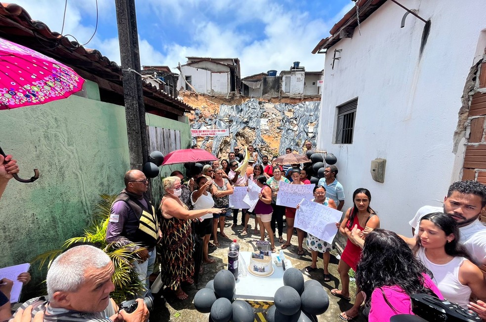 Moradores fazem bolo de 'mesversário' de desmoronamento em Natal — Foto: Vinícius Marinho/Inter TV Cabugi