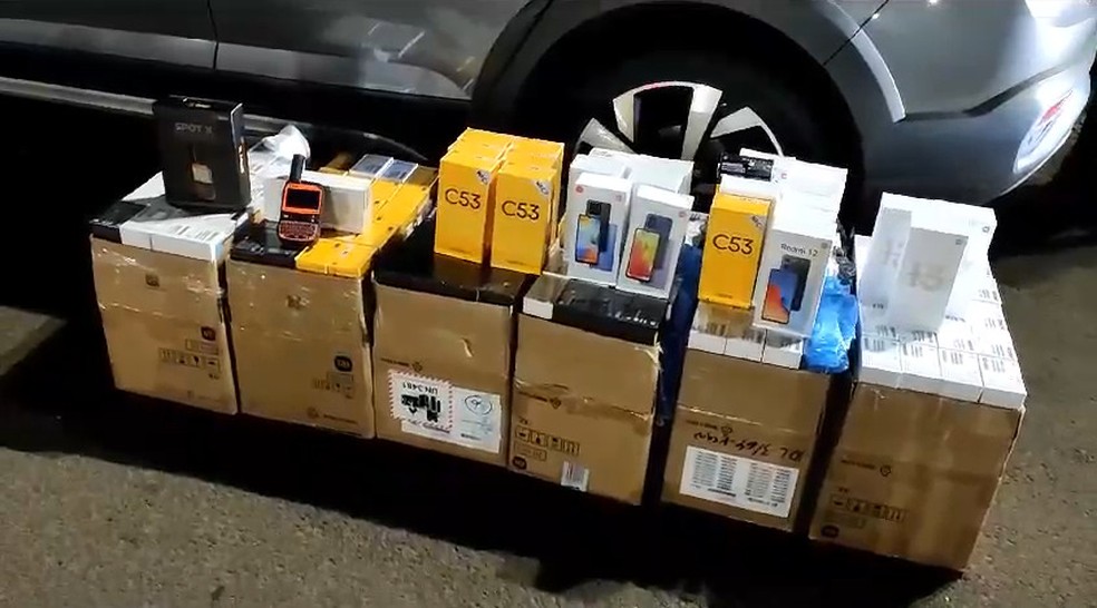 Polícia Rodoviária apreendeu carga com mais de 200 celulares na Rodovia Raposo Tavares, em Presidente Prudente (SP) — Foto: Polícia Rodoviária