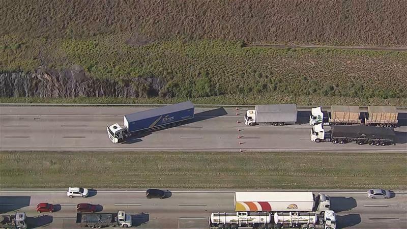Motorista de carreta deixa veículo atravessado no Rodoanel em Itapecerica, na Grande SP 