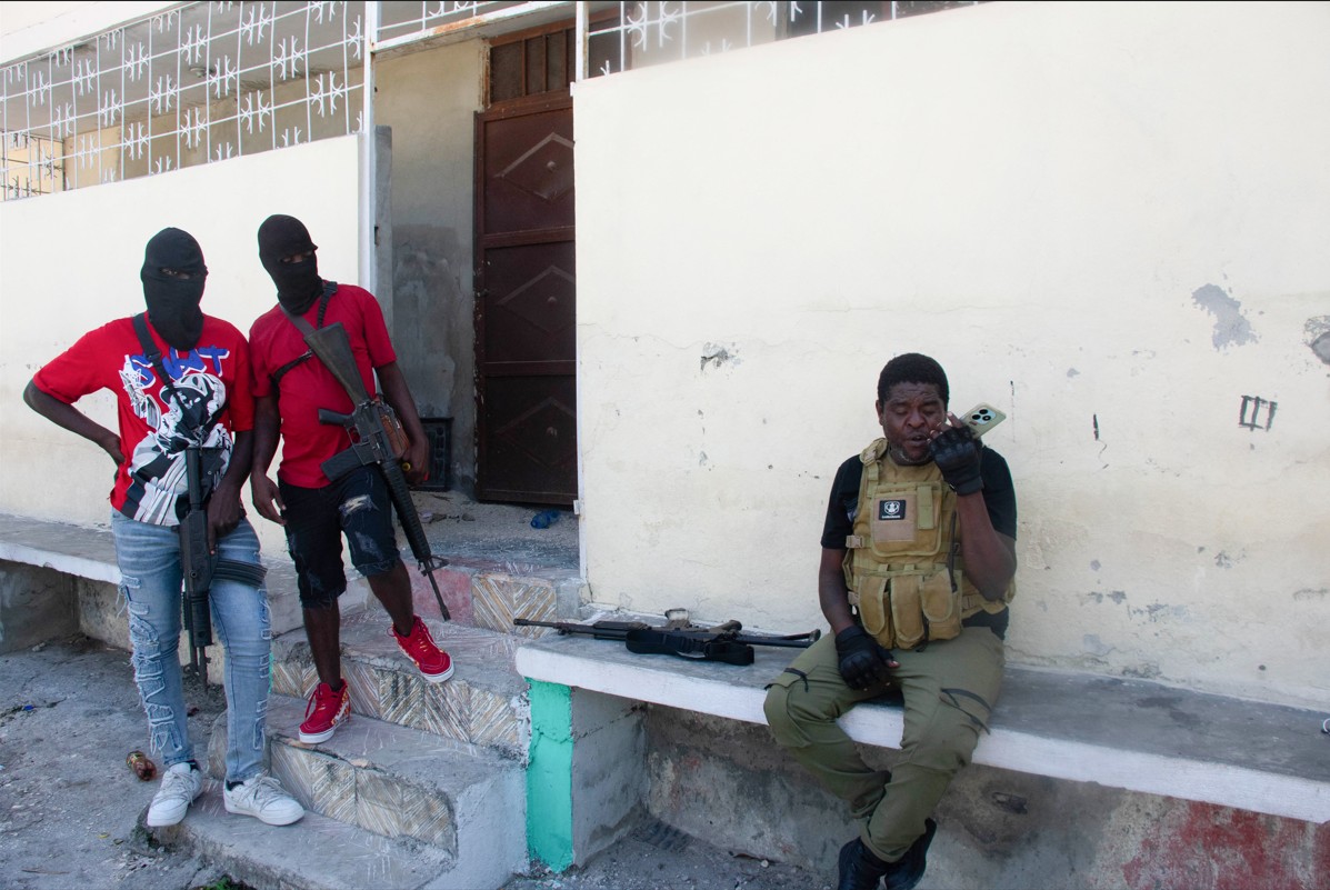 Barbecue (churrasco em inglês), líder de uma gangue no Haiti, conversa ao telefone