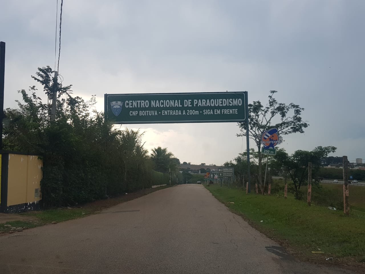 Paraquedistas ficam feridos após pouso fora de área em rodovia de Boituva
