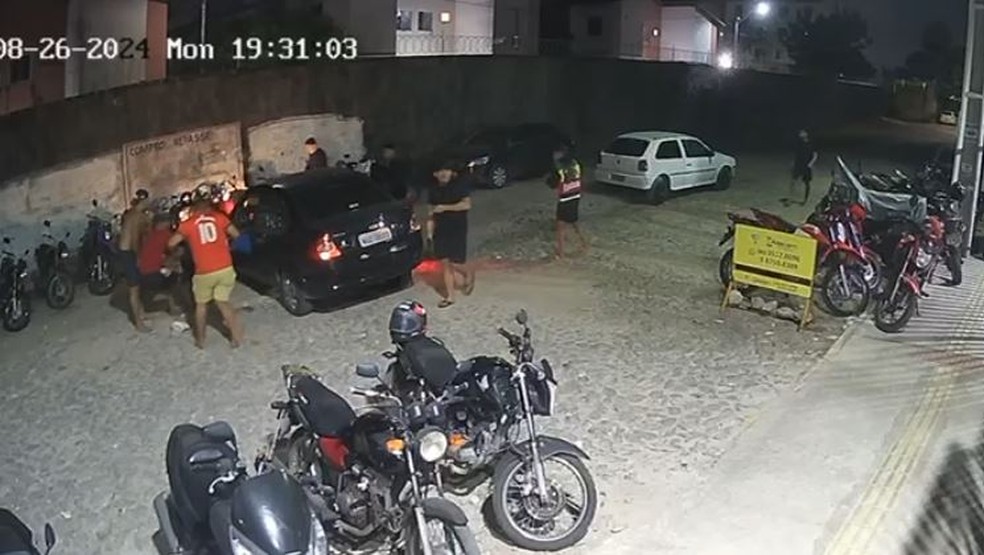 Cerca de dez homens armados cercaram o carro e tiraram dezenas de vezes contra as vítimas. — Foto: Reprodução