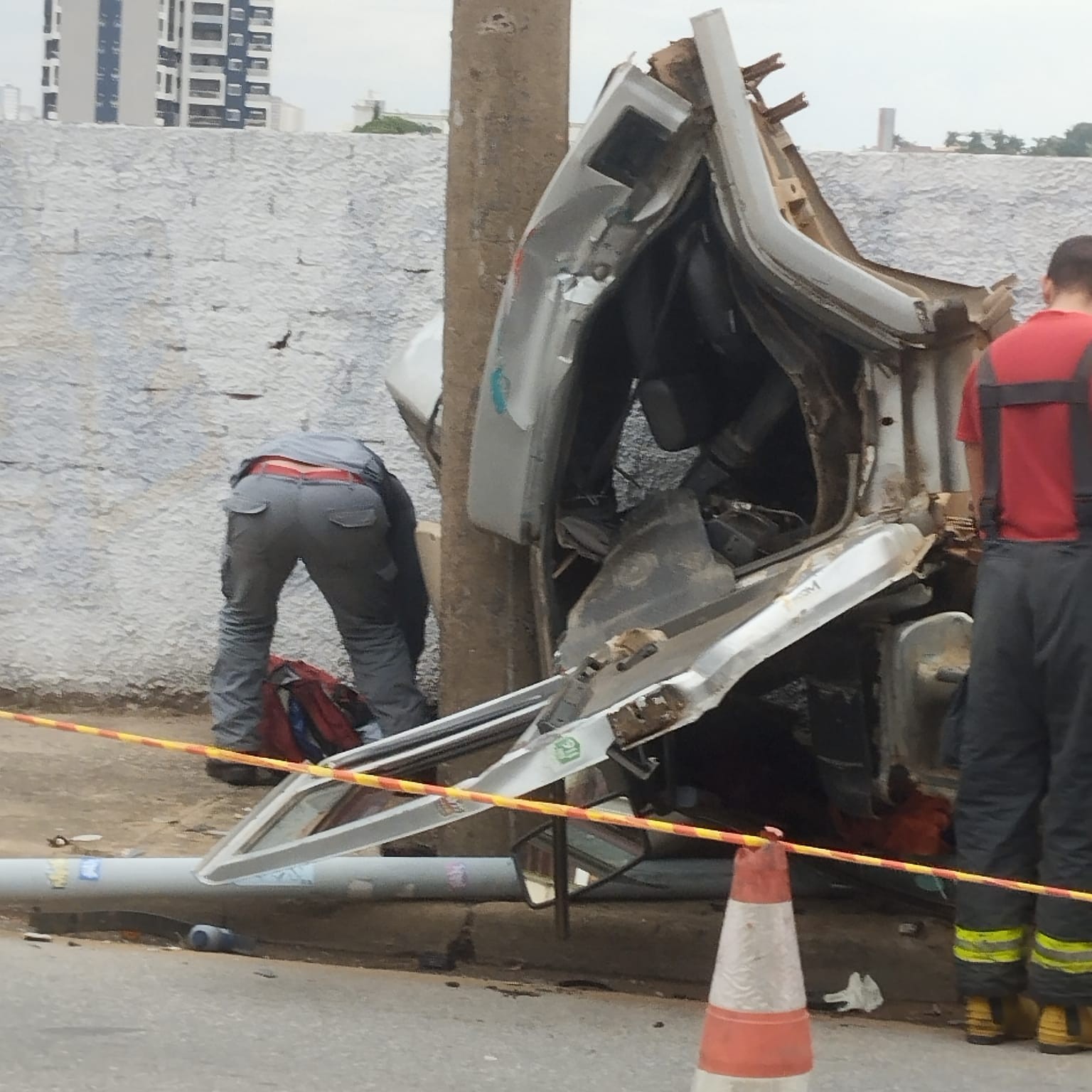 Homem é socorrido após colidir caminhão em poste em Sorocaba