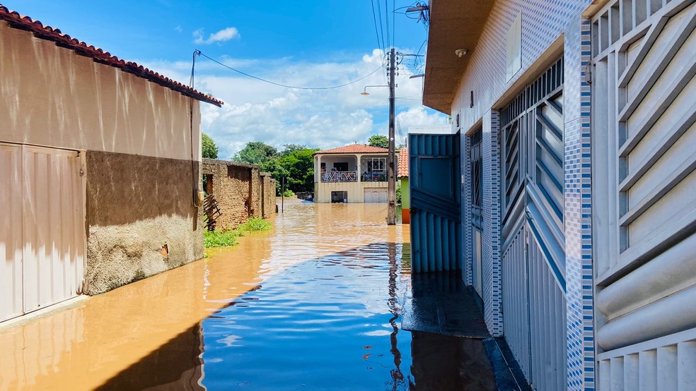Rio transborda e inunda cidade de Farias Brito, no Ceará. — Foto: Lorena Tavares/SVM